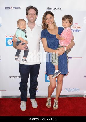 Glenn Howerton, Jill Latiano bei der sechsten jährlichen Story Time-Veranstaltung von Milk+bookies im Skirball Cultural Center in Los Angeles, USA. Stockfoto