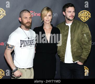 Tom Hardy, Charlize Theron und Nichola Hoult bei der Warner Bros. CinemaCon 2015 im Caesars Palace, Las Vegas Stockfoto