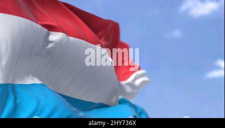 Detail der luxemburgischen Nationalflagge, die an einem klaren Tag im Wind winkt. Luxemburg ist ein Binnenstaat in Westeuropa. Selektiver Fokus. Stockfoto