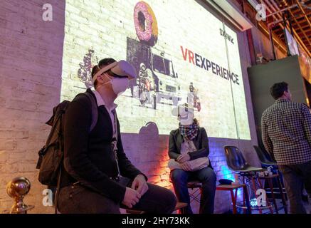 Austin, USA. 14. März 2022. Menschen erleben VR-Kunst auf der South by Southwest (SXSW) Conference and Festivals in Austin, Texas, USA, am 14. März 2022. Die SXSW Conference and Festivals 2022 findet vom 11. Bis 20. März in Austin statt und präsentiert eine Vielzahl von Innovationen. Quelle: Nick Wagner/Xinhua/Alamy Live News Stockfoto