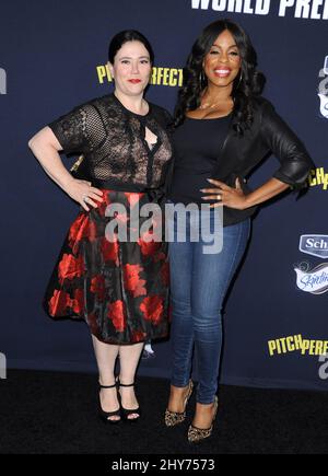 Alex Borstein, Niecy Nash bei der Weltpremiere von Pitch Perfect 2 in Los Angeles, Kalifornien. Stockfoto