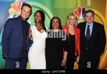 Nick Gehlfuss, Yaya DaCosta, S. Epatha Merkerson, Laurie Holden bei der NBC-Vorvorstellung 2015 in der Radio City Music Hall in New York. Stockfoto