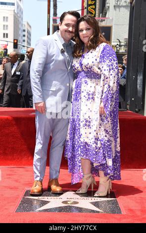 Ben Falcone und Melissa McCarthy nehmen an der Melissa McCarthy Hollywood Walk of Fame Star Ceremony Teil Stockfoto