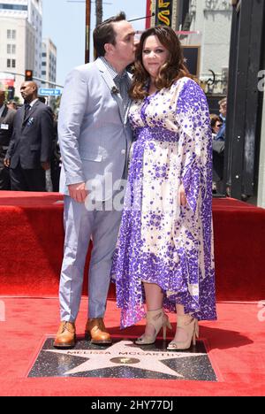 Ben Falcone und Melissa McCarthy nehmen an der Melissa McCarthy Hollywood Walk of Fame Star Ceremony Teil Stockfoto