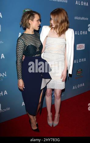 Rachel McAdams und Emma Stone bei der Premiere von „Aloha“ im Londoner West Hollywood in Los Angeles, USA. Stockfoto