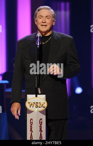 9. Oktober 2010 Nashville, Tn. Jim Ed Brown Grand Ole Opry fand im Grand Ole Opry House statt Stockfoto