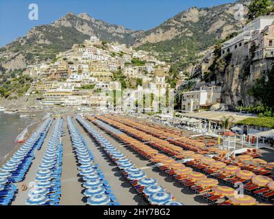 Luftaufnahme von Dutzenden von Liegestühlen und Sonnenschirmen an der Küste ein sonniger Tag im Sommer Stockfoto