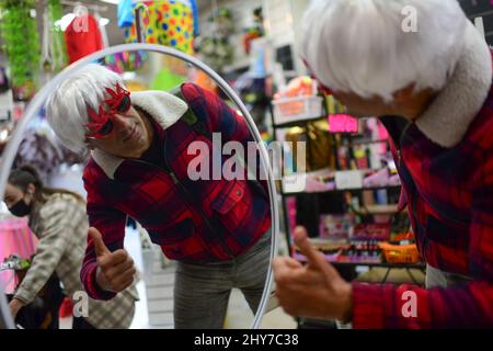 (220315) -- TEL AVIV, 15. März 2022 (Xinhua) -- vor dem jüdischen Feiertag Purim kaufen Menschen in einem Einkaufszentrum in Tel Aviv, Israel, am 14. März 2022 Kostüme. Im Laufe der Jahrhunderte wurde Purim gefeiert, um die Rettung der Juden aus dem Völkermord des alten persischen Haman zu markieren. Es war traditionell ein fröhlicher, karnevalähnlicher Feiertag für die Juden. (Tomer Neuberg/JINI über Xinhua) Stockfoto