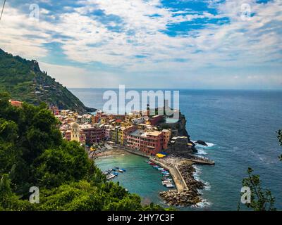 Luftaufnahme von Dutzenden von Liegestühlen und Sonnenschirmen an der sandigen Küste ein sonniger Tag in Cinque terre Stockfoto