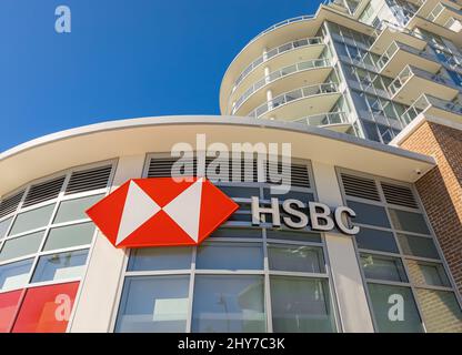 Markenidentitätszeichen der HSBC-Bankfiliale in Vancouver, BC, Kanada. Globaler Hauptsitz des weltweit größten Banken- und Finanzdienstleisters Stockfoto