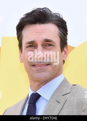 Jon Hamm nimmt an der Premiere von „Minions“ in Los Angeles im Shrine Auditorium Teil. Stockfoto