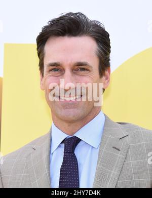 Jon Hamm nimmt an der Premiere von „Minions“ in Los Angeles im Shrine Auditorium Teil. Stockfoto