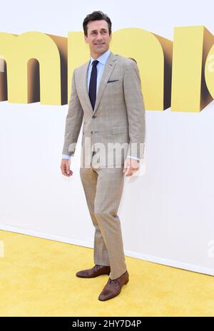 Jon Hamm nimmt an der Premiere von „Minions“ in Los Angeles im Shrine Auditorium Teil. Stockfoto