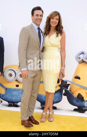 Jon Hamm und Allison Janney nehmen an der Premiere von „Minions“ in Los Angeles im Shrine Auditorium Teil. Stockfoto