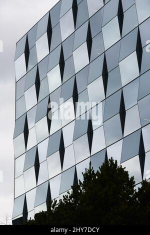 Bellevue, WA, USA - 13. März 2022; modernes Hochhaus aus Glas mit Formen und Mustern, die durch Fenster entstehen Stockfoto