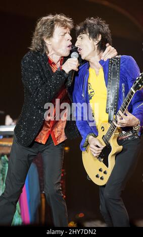 Mick Jagger, Ronnie Wood tritt während der Rolling Stones 2015 Zip Code Tour Carter Finley Stadium auf. Stockfoto