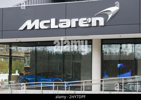 Bellevue, WA, USA - 13. März 2022; Schild für McLaren Seattle auf ihrem Gebäude in Bellevue. Das Schild ist in polierten Buchstaben mit Logo Stockfoto