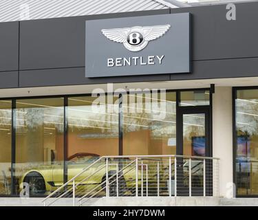 Bellevue, WA, USA - 13. März 2022; Bentley-Schild für Luxusfahrzeuge im Ausstellungsraum des Händlerbetriebs Bellevue WA Stockfoto