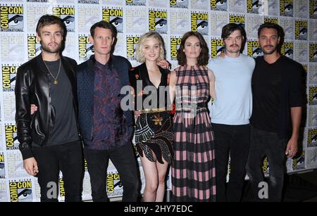 Douglas Booth, Matt Smith, Bella Heathcote, Lily Smith, Sam Riley und Jack Huston präsentieren auf der Comic-Con 2015 im Bayfront Hilton Hotel die Darsteller von „Pride and Prejudice and Zombies“ Stockfoto