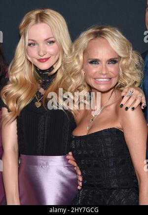 Dove Cameron & Kristin Chenoweth bei der Premiere von Descendants in Burbank, Kalifornien. Stockfoto