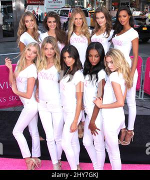 Martha Hunt, Monika Jagaciak, Romee Strid, Kate Grigoriova, Lais Ribeiro, Jarmine Tookes, Stella Maxiwell, Elsa Hosk, Sara Sampaio und Taylor Hill - The Newest Victorias's Secret Angels - starten die All New Body by Victoria Kampagne, die am 28. Juli 2015 auf dem Times Square stattfindet. Stockfoto