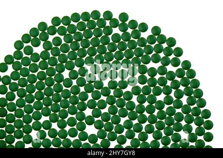 Chlorella Algen grüne Tabletten auf weißen background.seaweed Nahrungsergänzungsmittel. Chlorella Pulver Tabletten.Spirulina Algen. Alternative Medizin und Stockfoto