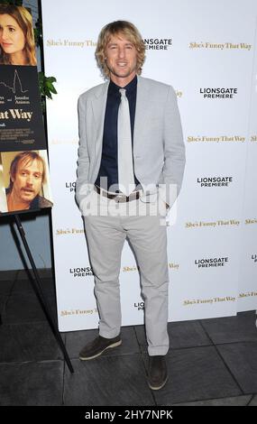 Owen Wilson nimmt an der „She's Funny That Way“-Premiere in Los Angeles im Harmony Gold Theatre Teil. Stockfoto