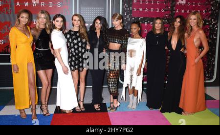 Gigi Hadid, Martha Hunt, Hailee Steinfeld, Cara Delevingne, Selena Gomez, Taylor Swift, Serayah McNeill, Lily Aldridge, Mariska Hargitay und Karlie Kloss kommen auf dem roten Teppich bei den MTV Video Music Awards 2015 im Microsoft Theater, Los Angeles. Stockfoto