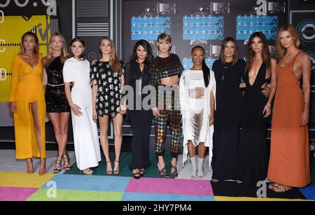 Gigi Hadid, Martha Hunt, Hailee Steinfeld, Cara Delevingne, Selena Gomez, Taylor Swift, Serayah McNeill, Lily Aldridge, Mariska Hargitay und Karlie Kloss kommen auf dem roten Teppich bei den MTV Video Music Awards 2015 im Microsoft Theater, Los Angeles. Stockfoto