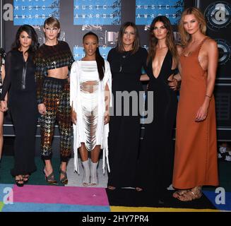 Selena Gomez, Taylor Swift, Serayah, Mariska Hargitay, Lily Aldridge & Karlie Kloss kommen auf dem roten Teppich bei den MTV Video Music Awards 2015 im Microsoft Theater, Los Angeles. Stockfoto