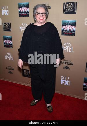 Kathy Bates nimmt an der Weltpremiere „American Horror Story: Hotel“ im Regal Cinema in LA Live Teil. Stockfoto