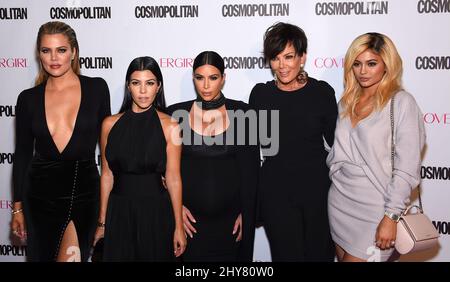 Khloe Kardashian, Kourtney Kardashian, Kim Kardashian, Kris Jenner und Kylie Jenner nehmen an der 50.. Geburtstagsparty von Cosmopolitan im Ysabel Teil. Stockfoto