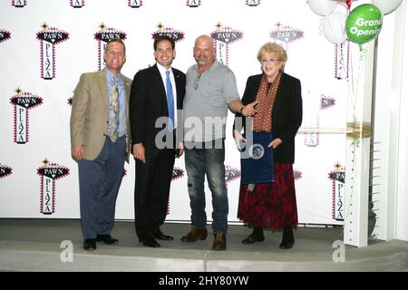 Mark Hutchison (Vizegouverneur von Nevada), Senator Marco Rubio, Rick Harrison, Carolyn G. Goodman (Bürgermeister von Las Vegas) Rick Harrison und Marco Rubio feiern die Eröffnung des Pawn Plaza Ess- und Einzelhandelszentrums. Stockfoto