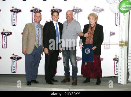 Mark Hutchison (Vizegouverneur von Nevada), Senator Marco Rubio, Rick Harrison, Carolyn G. Goodman (Bürgermeister von Las Vegas) Rick Harrison und Marco Rubio feiern die Eröffnung des Pawn Plaza Ess- und Einzelhandelszentrums. Stockfoto