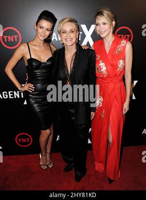 Olga Fonda, Sharon Stone, Carolyn Stotesbery TNT's „Agent X“ Premiere fand im London Hotel statt Stockfoto