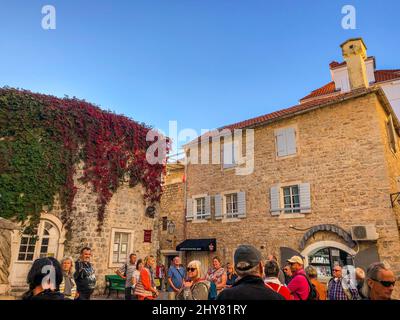 Schöne Aufnahme einer Gruppe von Touristen, die an einem sonnigen Tag in Budva, Montenegro, eine Tour machen Stockfoto