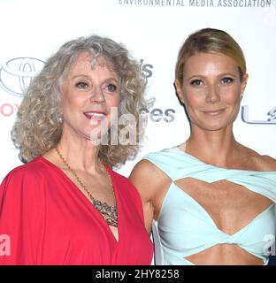 Blythe Danner und Gwyneth Paltrow nehmen am 25.. Jahrestag der Environmental Media Association in den Warner Brother Studios Lot Teil Stockfoto