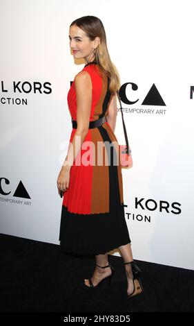 Camilla Belle nimmt an Michael Kors Teil und präsentiert das Distinguished Women in the Arts Lunch des Museums für zeitgenössische Kunst im Beverly Wilshire Hotel in Los Angeles, USA. Stockfoto