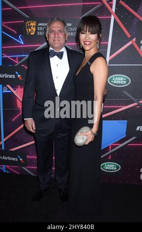 Leslie Moonves und Julie Chen kommen zu den Jaguar Land Rover British Academy Britannia Awards 2015, die American Airlines im Beverly Hilton Hotel, Beverly Hills, Los Angeles, verliehen hat. Stockfoto