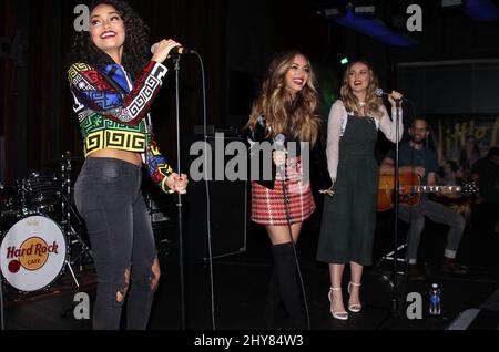 Jade Thirlwall, Perrie Edwards, Leigh-Anne Pinnock und Jesy Nelson von Little Mix kommen zu einem Album-Signing und Auftritt im Hard Rock Cafe, Hollywood, November 3. 2015. Stockfoto