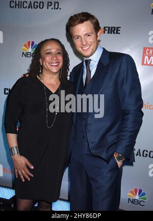 Die Feierlichkeiten „Chicago Fire“, „Chicago P.D.“ und „Chicago Med“ von S. Epatha Merkerson und Nick Gehlfuss NBC Stockfoto