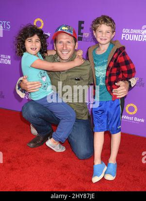 Mark Feuerstein, Frisco Feuerstein und Addie Feuerstein P.S. ARTS Presents Express Yourself 2015, die im Barker Hanger am Santa Monica Airport stattfindet Stockfoto