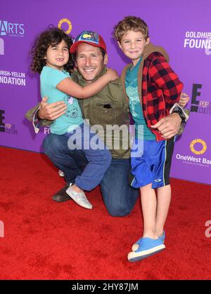 Mark Feuerstein, Frisco Feuerstein und Addie Feuerstein P.S. ARTS Presents Express Yourself 2015, die im Barker Hanger am Santa Monica Airport stattfindet Stockfoto