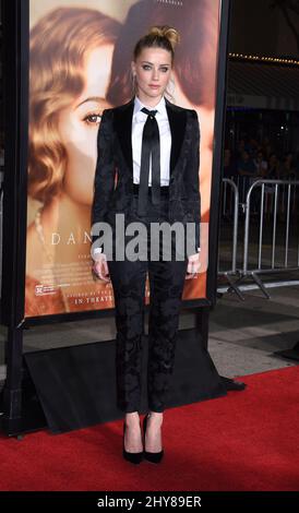 Amber hörte, wie er zur Premiere von „The Danish Girl“ kam, die am 21. November 2015 im Regency Village Theatre in Westwood, HE Los Angeles, stattfand. Stockfoto