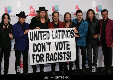 Mana, Los Tigres Del Norte posiert im Presseraum bei den jährlichen Latin Grammy Awards 16. in der MGM Grand Garden Arena am Donnerstag, den 19. November 2015 in Las Vegas. Stockfoto