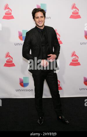 Diego Boneta posiert im Pressenzimmer bei den jährlichen Latin Grammy Awards 16. in der MGM Grand Garden Arena am Donnerstag, den 19. November 2015 in Las Vegas. Stockfoto