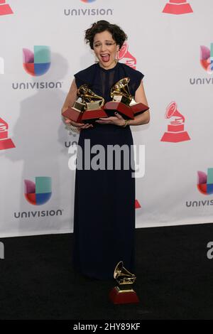 Natalia Lafourcade posiert im Presseraum bei den jährlichen Latin Grammy Awards 16. in der MGM Grand Garden Arena am Donnerstag, den 19. November 2015 in Las Vegas. Stockfoto