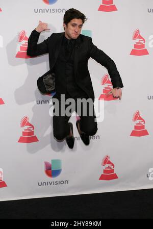 Diego Boneta posiert im Pressenzimmer bei den jährlichen Latin Grammy Awards 16. in der MGM Grand Garden Arena am Donnerstag, den 19. November 2015 in Las Vegas. Stockfoto