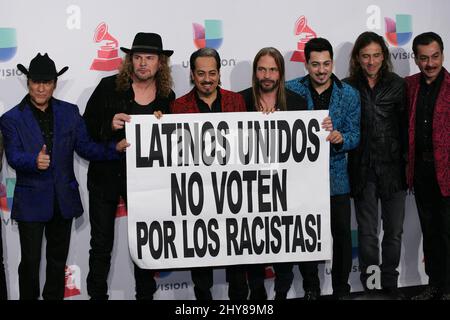 Mana, Los Tigres Del Norte posiert im Presseraum bei den jährlichen Latin Grammy Awards 16. in der MGM Grand Garden Arena am Donnerstag, den 19. November 2015 in Las Vegas. Stockfoto