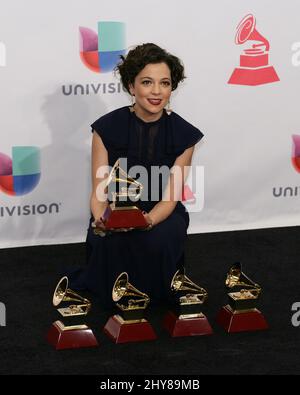 Natalia Lafourcade posiert im Presseraum bei den jährlichen Latin Grammy Awards 16. in der MGM Grand Garden Arena am Donnerstag, den 19. November 2015 in Las Vegas. Stockfoto